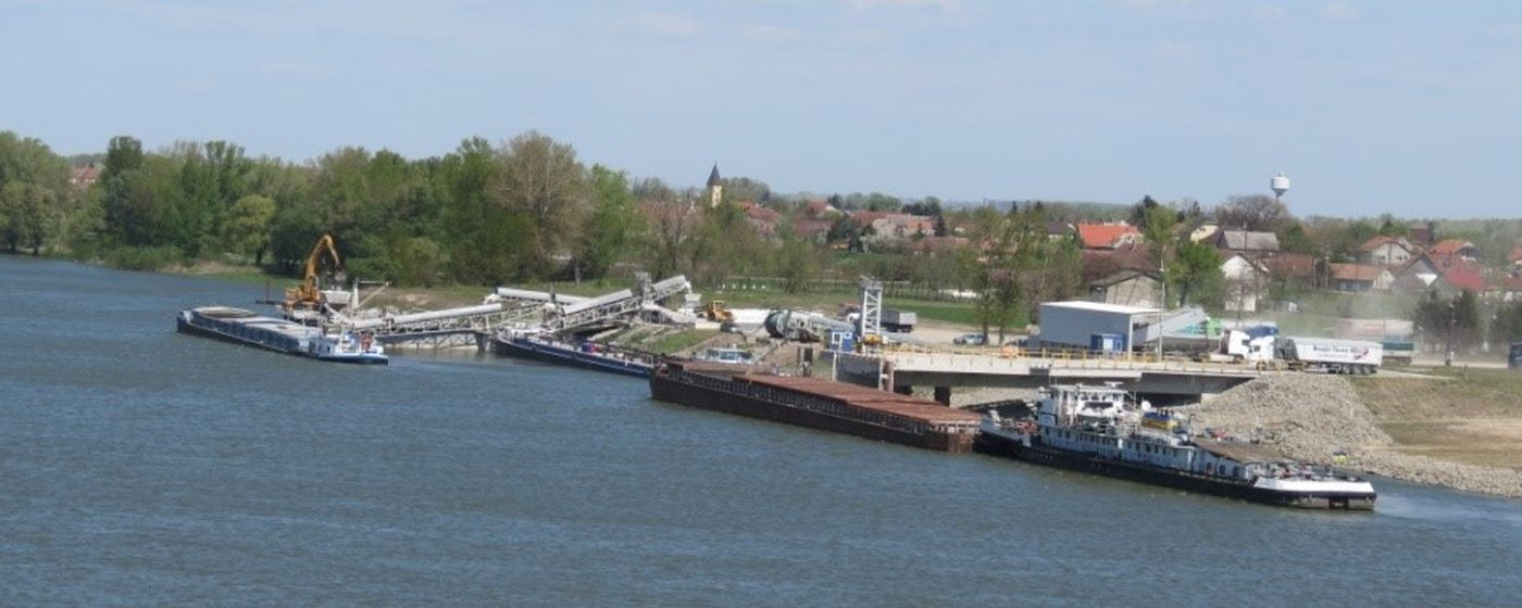 Kikötő látképe a hídról