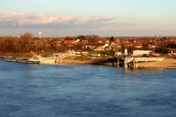 Kikötő látképe a Pentele-hídról