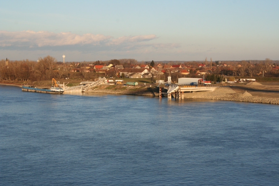 A kikötő látképe a hídról