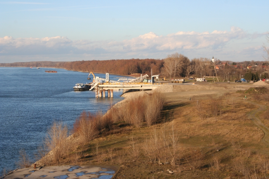 A kikötő látképe a hídról
