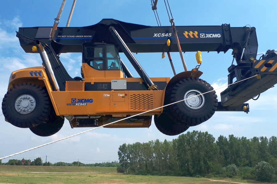 Konténer rakodó gép beemelése