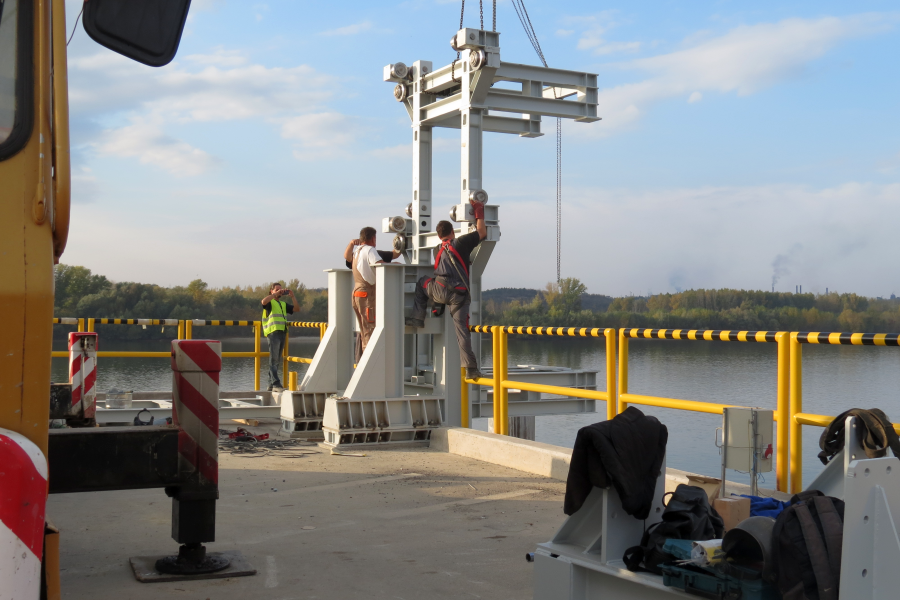 Szállítószalag emelő/süllyesztő szerelése