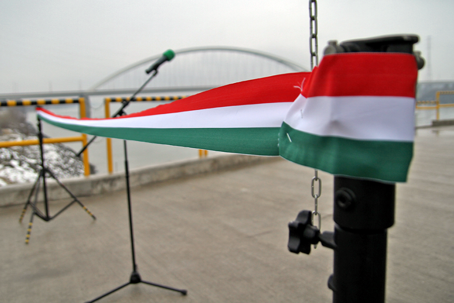 Nemzeti színű szalag