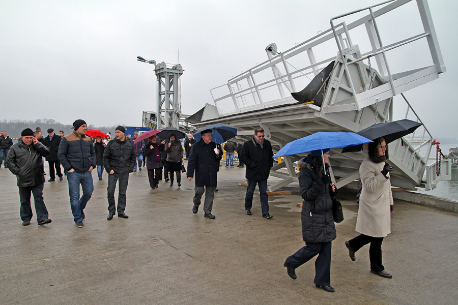 Vendégek megtekintik a létesítményt