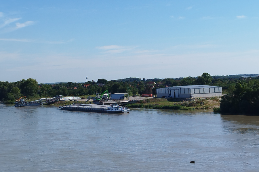 A raktár látképe a hídról