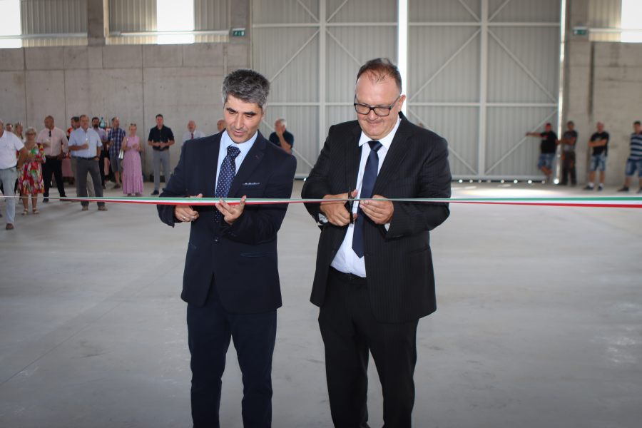 Nemzeti színű szalag átvágása